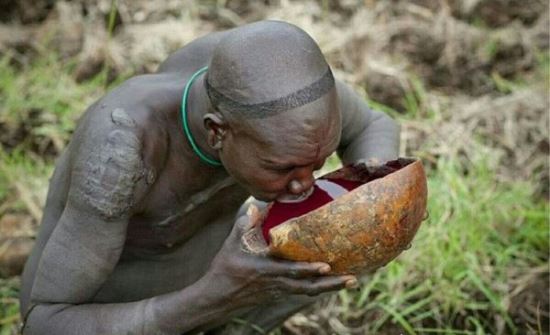 世界上最神奇的民族 非洲雷迪菜菜族(喝血为生的部落)