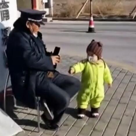 新疆1岁萌娃霸气朝保安大叔走去,一个动作让对方看懵