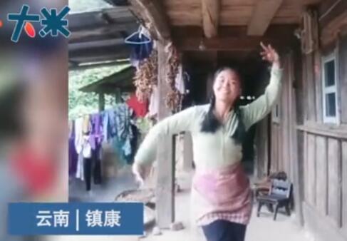 云南大山一农妇赤脚在水泥地上跳舞 自信的笑容打动众多网友
