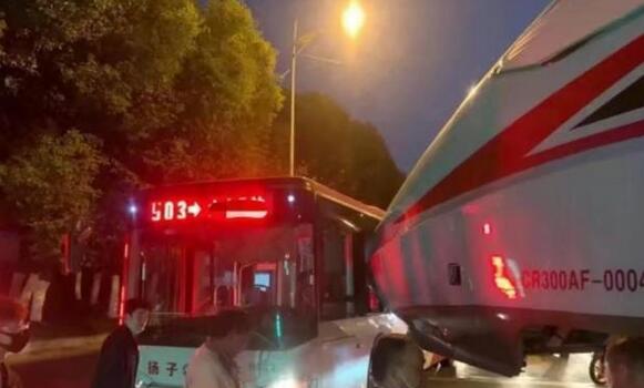南京公交和转运中的复兴号撞了
