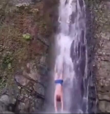 男子从9米高瀑布跳进水中,下一秒水面浮现一片红色现场骇人