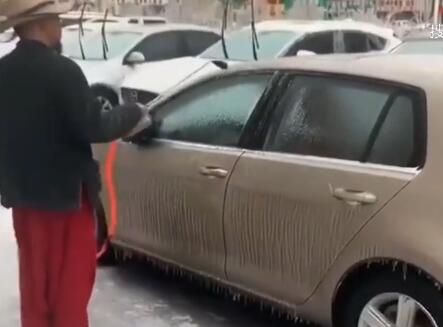 长春大雪私家车被冻在路边,男子赶来拿出神器众人看懵了