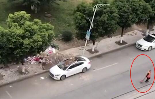 白色轿车停在垃圾站旁,楼上住户意外拍下环卫工惊人举动