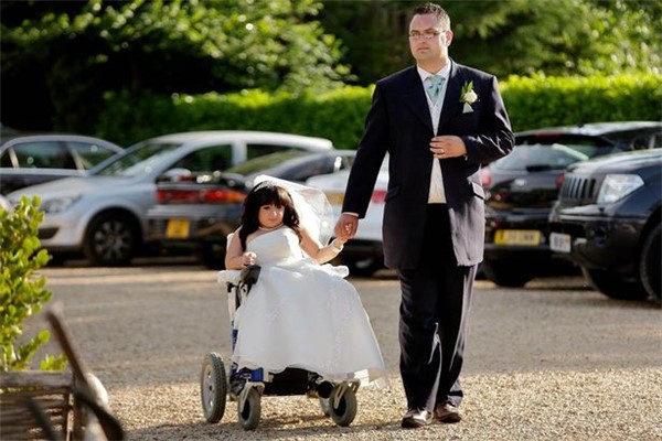 世界上最小的新娘 AmandaFyfe 身高仅81cm脆骨症