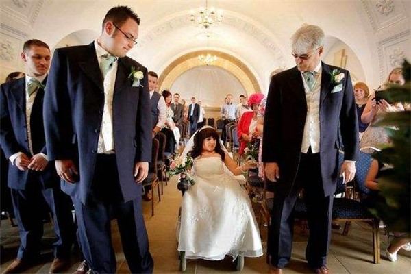 世界上最小的新娘 AmandaFyfe 身高仅81cm脆骨症
