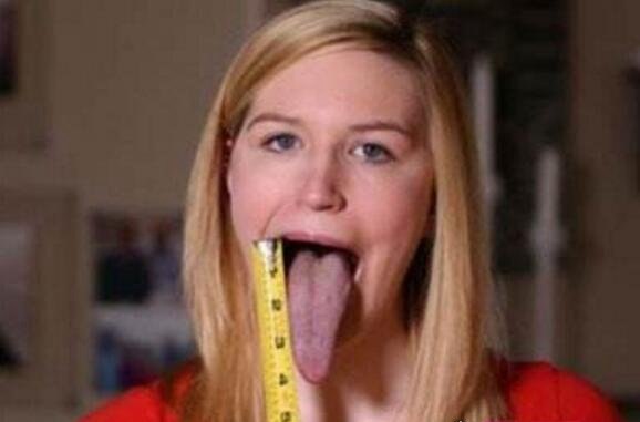 世界上舌头最长的人 阿德里安娜·刘易斯(舌头长10.16cm)