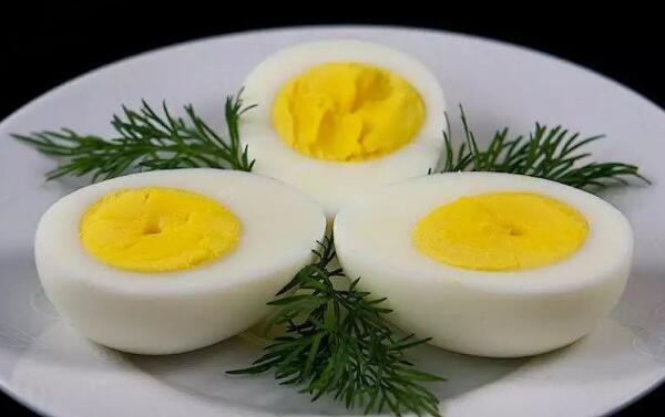 蛋黄吃多了有什么坏处 造成肥胖易诱发高血脂等疾病