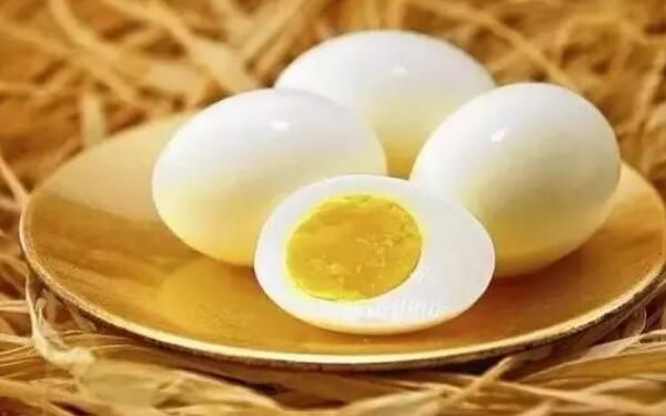 蛋黄吃多了有什么坏处 造成肥胖易诱发高血脂等疾病