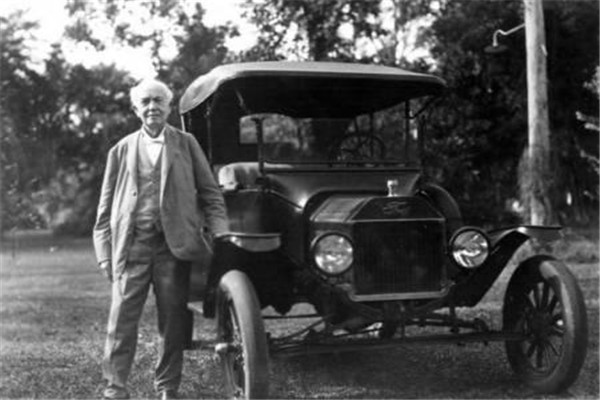 汽车的发明者是谁？ 谁？是汽车最早的发明者朱卡尔·奔驰