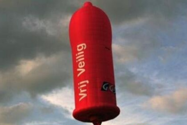 世界上最大的避孕套 高67.8米 高级营销吉尼斯纪录