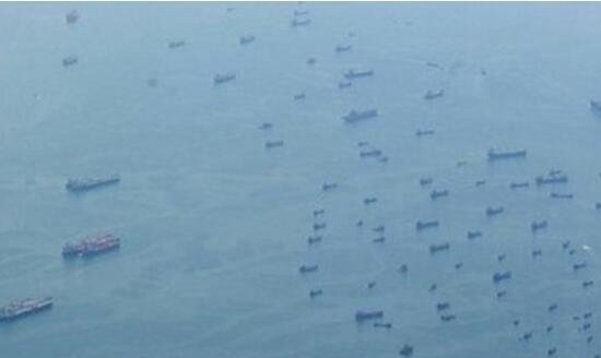 史上最庞大幽灵船队聚集新加坡海岸 船运下降船只被抛弃