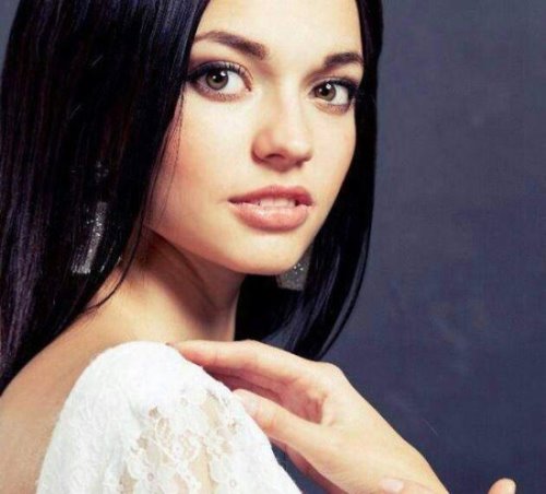 世界最美脸蛋选美 俄罗斯美女记者Alena Raeva获得后冠