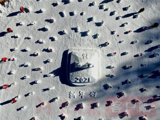 滑雪场员工堆100个雪牛迎新年 组《百牛献福 》图“牛”转乾坤！