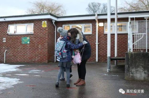 英国首相宣布第三次全境封锁 暂定封锁6周 学校全关，禁足在家！