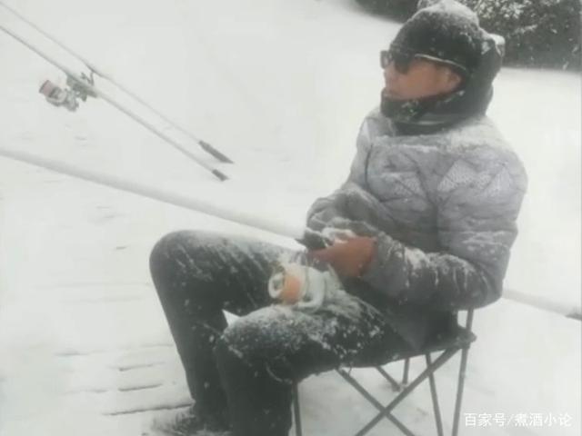 大连一男子顶着大雪钓鱼 钓友：下雪，只会影响甩竿的速度
