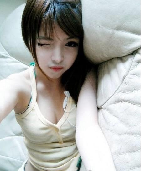 香港王嘉韵被称充气妹 白皙皮肤丰满胸部宛如充气娃娃