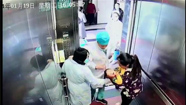 医生在电梯内20秒挽救卡喉窒息的3岁女童！这种急救法每个人都应该学会