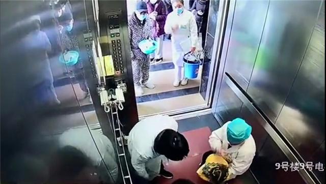 医生在电梯内20秒挽救卡喉窒息的3岁女童！这种急救法每个人都应该学会
