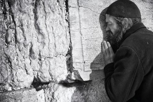 耶路撒冷哭墙流泪事件之谜 哭墙真的会流泪吗自然现象