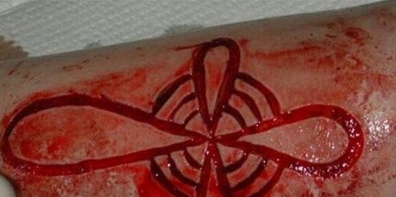 世界上最恐怖的纹身 割肉纹身活生生在身上挖肉(极度血腥)