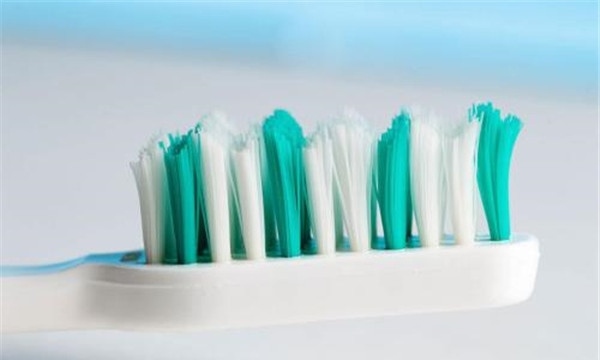 牙刷上的黑渍怎么清除 涂抹醋或牙膏环境潮湿导致