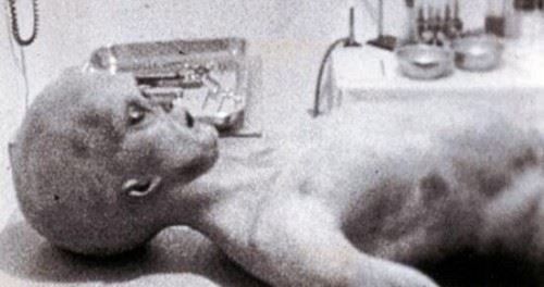1947年飞碟坠毁事件 外星人惨死美国秘密解剖外星人
