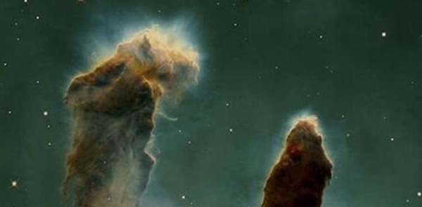 哈勃望远镜拍到老鹰星云中的人脸 一尊静佛面容严肃在打坐