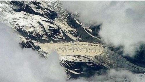 飞机上拍到真龙 西藏雪山高空拍到西藏龙实为冰川山脉
