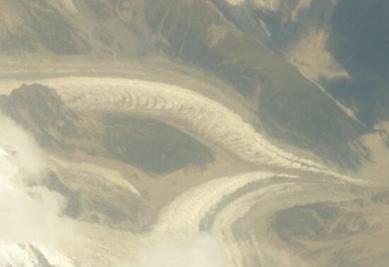 飞机上拍到真龙 西藏雪山高空拍到西藏龙实为冰川山脉