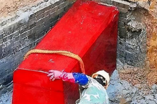 内蒙古发现巨大红棺 棺材里躺的人是谁