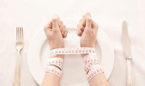 人可以几天不吃饭？男子为减肥382天未进食减下125公斤