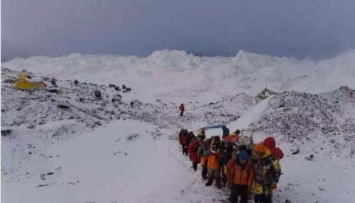 2015珠峰惨案回顾 尼泊尔8.1级地震引发雪崩(19人死亡61人受伤)