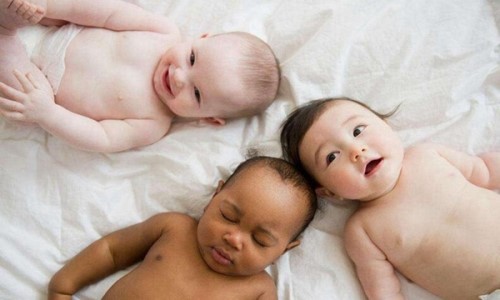 为什么？黑人父母会生出纯白宝宝？不明基因突变金发蓝眼