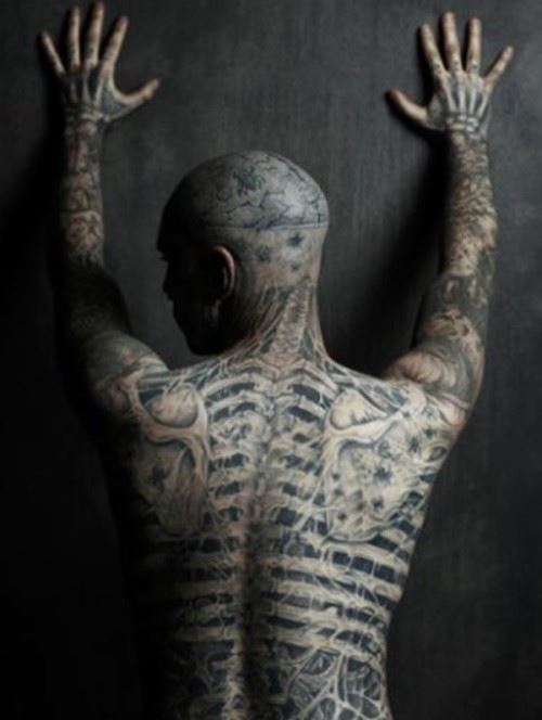 加拿大瑞克·格内斯特 行走的艺术生僵尸全纹身男孩附本来面目
