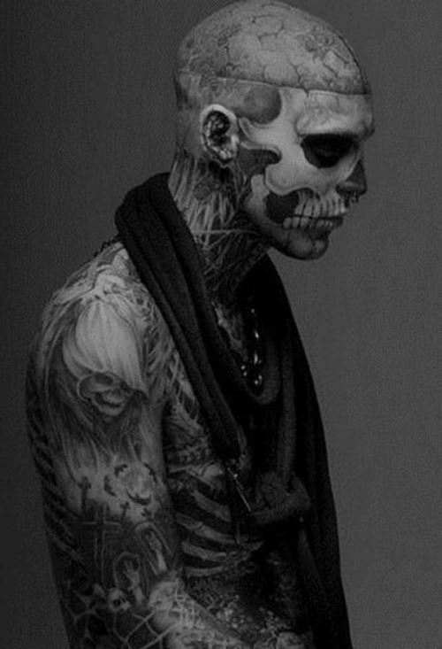 加拿大瑞克·格内斯特 行走的艺术生僵尸全纹身男孩附本来面目