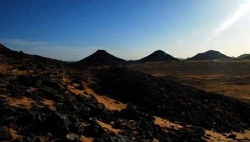 埃及黑色沙漠:沙漠中的黑色石头火山喷发