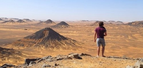 埃及黑色沙漠:沙漠中的黑色石头火山喷发