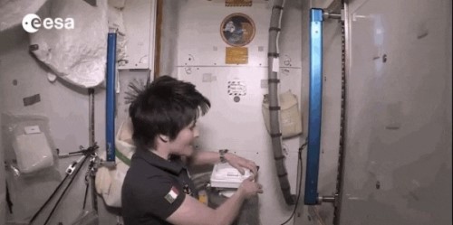 宇航员如何上厕所？一根管子直接对准肛门？