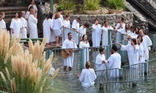洗礼是什么？意思？蘸水在受洗人额头画十字入教仪式