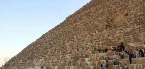 爬金字塔为什么？会死 200多人因爬金字塔而身亡(原因揭秘)