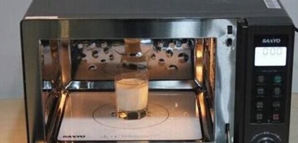 袋装牛奶可以放微波炉加热吗？不可以可能会爆炸或中毒