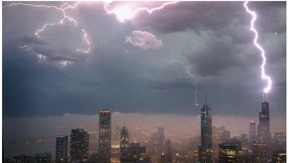 芝加哥向上闪电引惊叹 四座摩天大楼不停的向天空放电