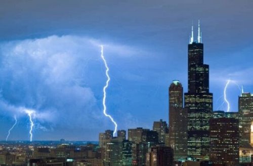 芝加哥向上闪电引惊叹 四座摩天大楼不停的向天空放电