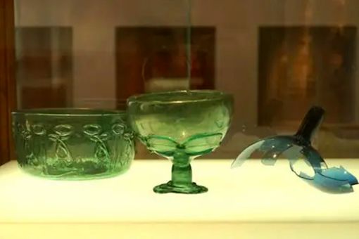 玻璃有多少年的历史了 最早的玻璃是谁发明的