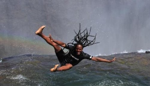 世界上最危险的游泳池 魔鬼池位于百米高的瀑布顶端