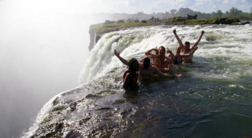 世界上最危险的游泳池 魔鬼池位于百米高的瀑布顶端