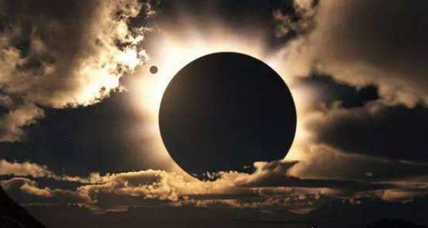 千年一遇的天文奇观 发生日食会出现什么？大灾（大多为自然灾害）