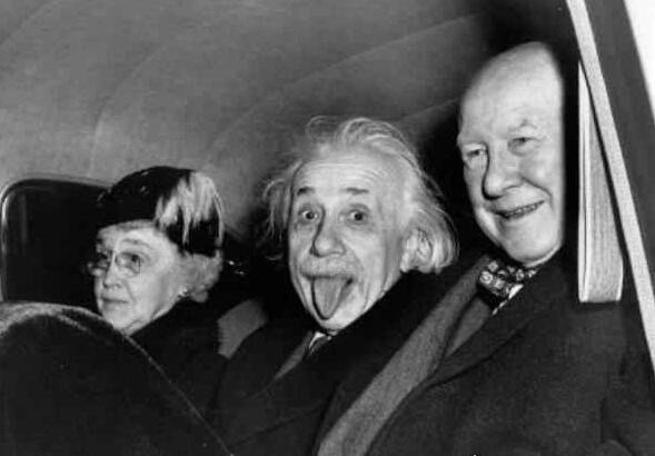 爱因斯坦吐舌头的照片由来 生日宴会累到吐舌会记者抓拍