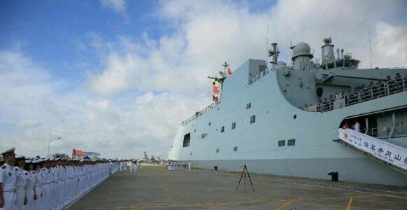 中国最大的军舰 堪比航母的井冈山号排水量高达19000吨