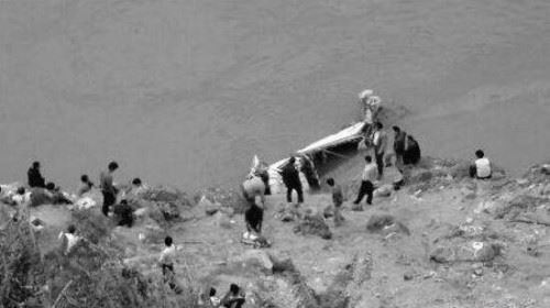 1944年松花江坠龙事件，渔民亲眼目睹黑龙坠落沙滩(身长20米)